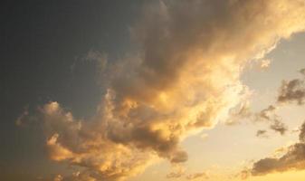 bunter Himmel mit Wolken foto