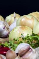 Gemüse auf dem Tisch, während eine reife Knoblauchzehe gekocht wird foto