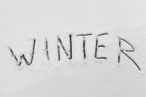 das Wort Winter auf dem Schnee in der Wintersaison foto