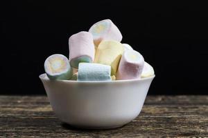 Marshmallow wird in verschiedenen Farben in zylindrischer Form hergestellt foto