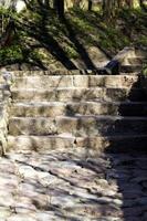 alte Steintreppe für die Bequemlichkeit des Fußgängerverkehrs foto