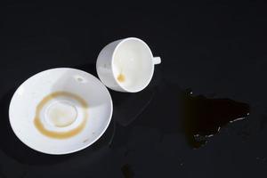 Schwarzer aromatischer Kaffee, der durch Unachtsamkeit verschüttet wurde foto