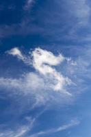 blauer schöner himmel mit wolken tagsüber foto