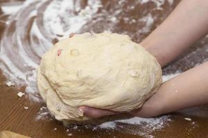 frischer Rohteig zum Backen foto