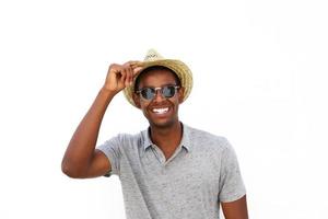 fröhlicher Afroamerikaner, der mit Hut und Sonnenbrille lächelt foto