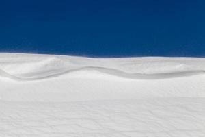 Schneeverwehungen im Winter foto