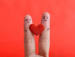 gemalter Finger Smiley auf rotem Hintergrund, Valentinsgrußkonzept. foto