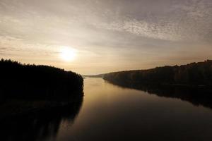 der neman während des sonnenuntergangs foto