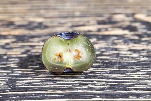 geerntete frische und schmackhafte Heidelbeeren halbiert foto