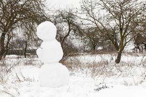 Weiße große Schneemänner im Winter foto