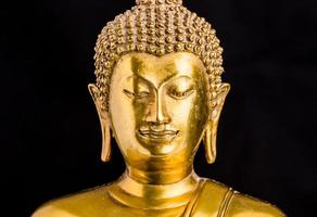 Buddha-Statue auf schwarzem Hintergrund