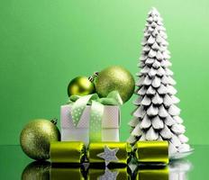 grüner thema weihnachtsbaum, geschenk und kugeldekorationen