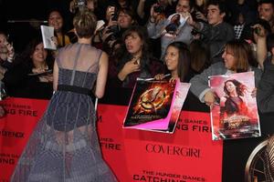 los angeles, nov 18 - jennifer lawrence bei der the hunger games - fangfeuer premiere im nokia theater am 18. november 2013 in los angeles, ca foto