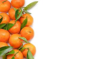 Mandarinen isoliert auf weißem Hintergrund mit Kopienraum foto