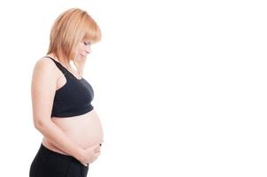 Seitenansicht des schönen schwangeren Mädchens mit leerem Kopienraum