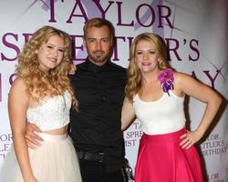 los angeles, oktober 25 - taylor spreitler, joey lawrence, melissa joan hart auf der 21. geburtstagsfeier von taylor spreitler in den cbs radford studios am 25. oktober 2014 in studio city, ca foto