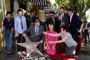 los angeles, oktober 29 - kaley cuoco im kaley cuoco mit einem stern auf dem hollywood walk of fame am hollywood blvd am 29. oktober 2014 in los angeles, ca foto