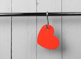 rotes Herz auf Küchenwandregal aus Edelstahl. Speicherplatz kopieren. foto