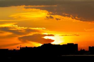 schöner Himmelshintergrund mit der Wolke, abstraktes Konzept der Natur, Konzept der Freiheit und der Hoffnung, Sonnenuntergang des Tages, abstrakter Himmel. foto