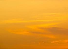 schöner Himmelshintergrund mit der Wolke, abstraktes Konzept der Natur, Konzept der Freiheit und der Hoffnung, Sonnenuntergang des Tages, abstrakter Himmel. foto