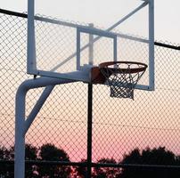 Basketballkorb bei Sonnenuntergang.