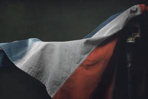 Vanitas der französischen Flagge mit menschlichem Schädel