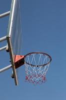 Basketballbrett und Reifen mit blauem Himmel.