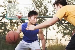 zwei Straßenspieler auf dem Basketballplatz foto