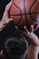 Mann Basketballspieler springt Dunking. foto
