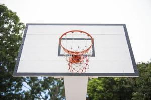 Basketballkorb im Hof foto