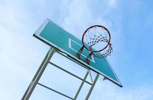 Basketballbrett gegen Hintergrund des blauen Himmels