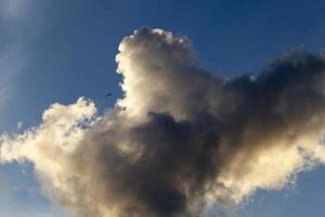 blauer Himmel und Wolken foto