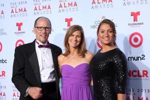 los angeles, sep 27 - us-arbeitsminister thomas perez l mit ann marie perez und amalia perez bei den alma awards 2013 am 27. september 2013 in pasadena, ca foto