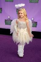 los angeles, 20. oktober - mckenna grace im hub network erste jährliche halloween-party im barker hanger am 20. oktober 2013 in santa monica, ca foto