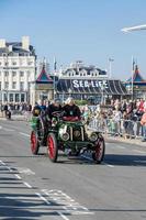 Brighton, East Sussex, Großbritannien, 2015. Auto nähert sich der Ziellinie des Oldtimer-Laufs von London nach Brighton foto