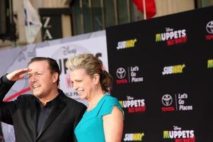 Los Angeles, 11. März - Ricky Gervais, Jane Fallon bei den Muppets Most Wanted, Los Angeles-Premiere im El Capitan Theatre am 11. März 2014 in Los Angeles, ca foto