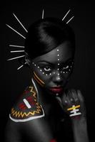 Stammes-Schönheitsfrau mit Make-up