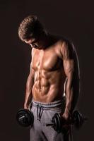muskulöser Bodybuilder Mann posiert foto