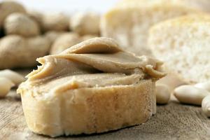 Erdnussbutter, die zur Herstellung von Brotsandwiches verwendet wird foto
