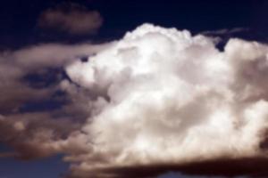 fotografierte den Himmel mit Wolken foto