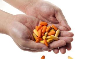 Nahaufnahme von verschiedenen Pillen in der menschlichen Hand