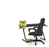 Stuhl, Bürotisch, Schreibtisch, Büro mit schönem Blumentopf des Blumenstraußes lokalisiert auf weißem Hintergrund mit Beschneidungspfad foto