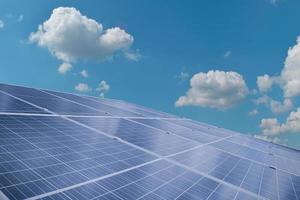 Solarmodul-Panels vor blauem Himmelshintergrund. konzept für umweltenergieressourcen. foto