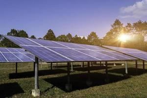 Solarpanel, Photovoltaik, alternative Stromquelle. nachhaltige Ressourcen. alternatives Energiekonzept. foto