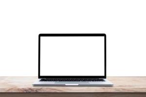 moderner Laptop-Computer mit leerem Bildschirm auf Holztisch isoliert auf weißem Hintergrund. foto