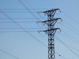 Strommasten in ländlichen Gebieten, die Strom in unsere Häuser bringen foto
