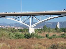 Brücke über einen Fluss für die Durchfahrt von Kraftfahrzeugen foto