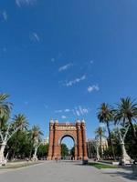 triumphbogen in barcelona, modernes gebäude aus rotem backstein foto