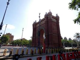 hintergrundbeleuchteter triumphbogen der stadt barcelona foto