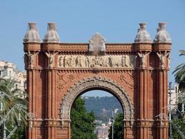 triumphbogen in barcelona, modernes gebäude aus rotem backstein foto